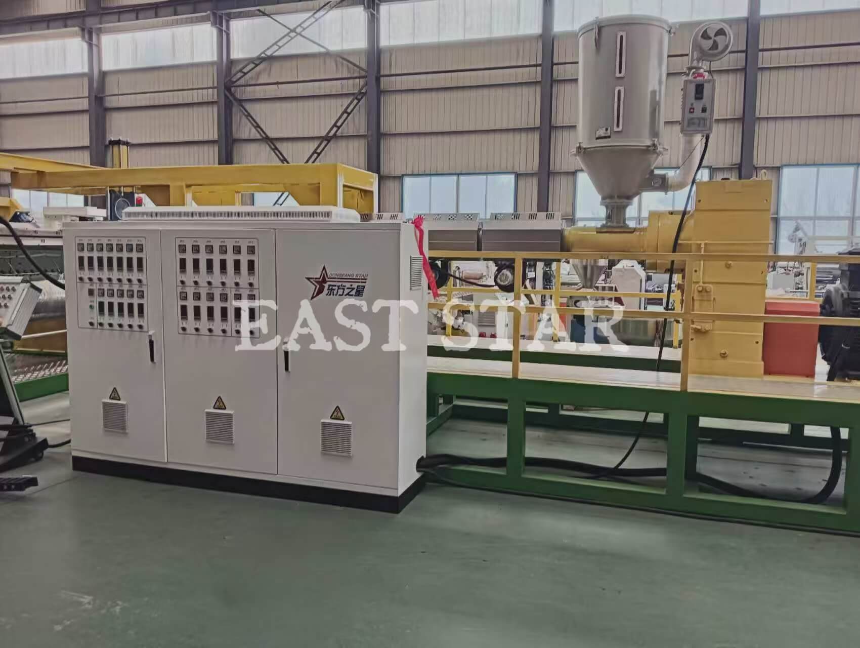 Läbimurdeline innovatsioon! Qingdao EASTSTAR uus 2,4-meetrine sõnnikulindi lehtede väljapressimisliin veereb edukalt maha