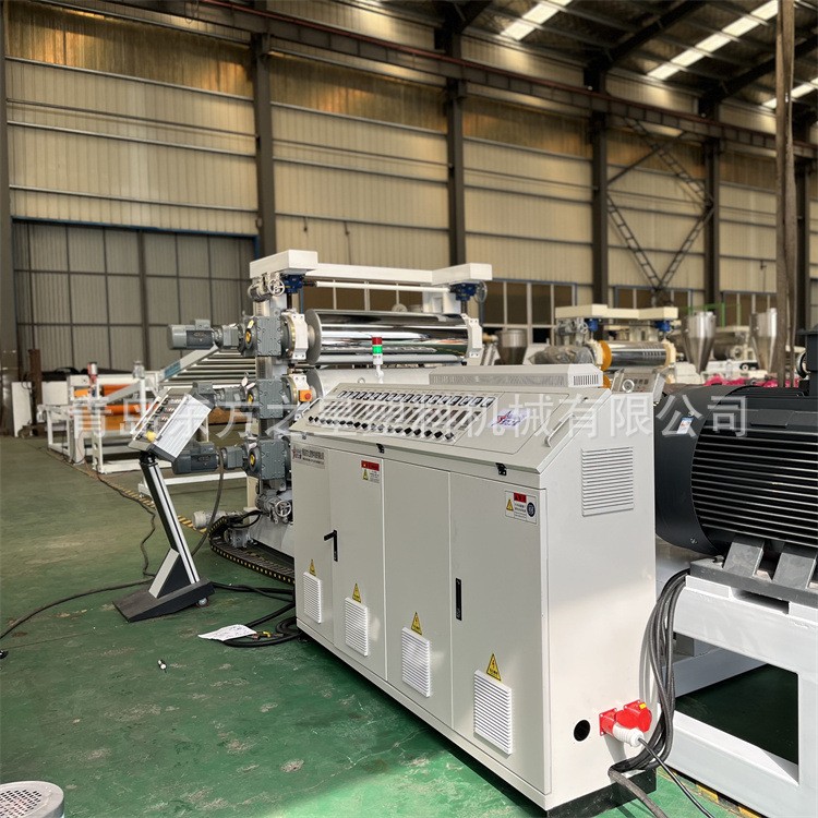 Kliendid külastavad PVC-teemantmustriga plaatide tootmisliini loomakasvatusele