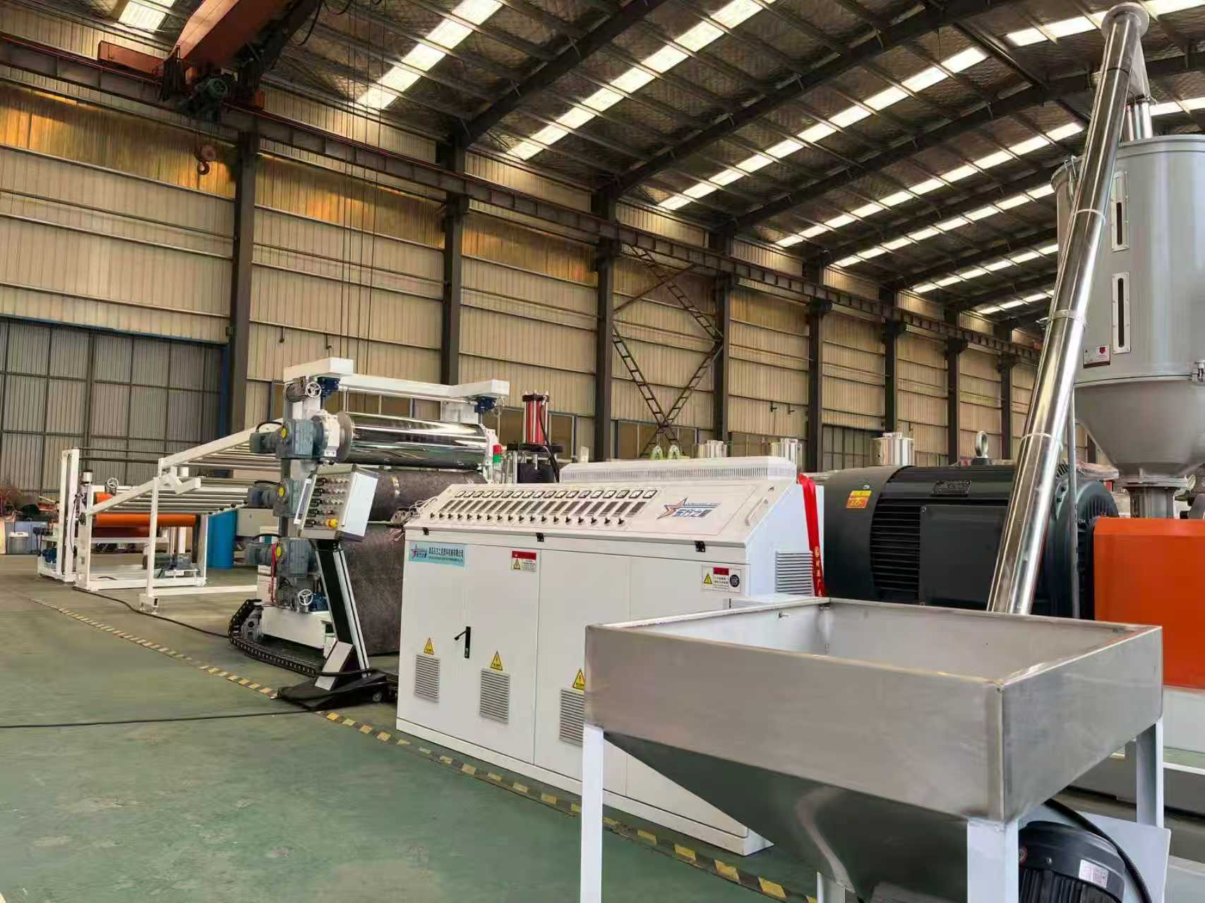 QINGDAO EASTSTAR tervitab kliente TPE/TPV/TPU/TPR libisemisvastaste mattide seadmete kontrollimiseks