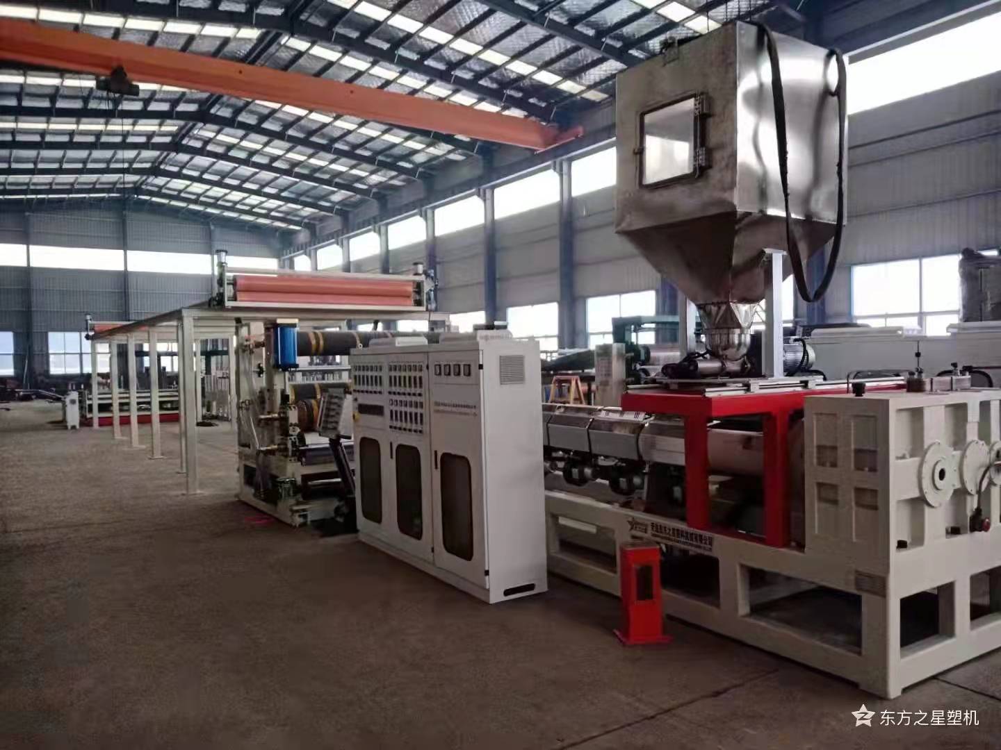 TPE/SBS/PVC komposiitautomattide tootmisliini intelligentne uuendus juhib innovatsiooni autode salongi tootmises.