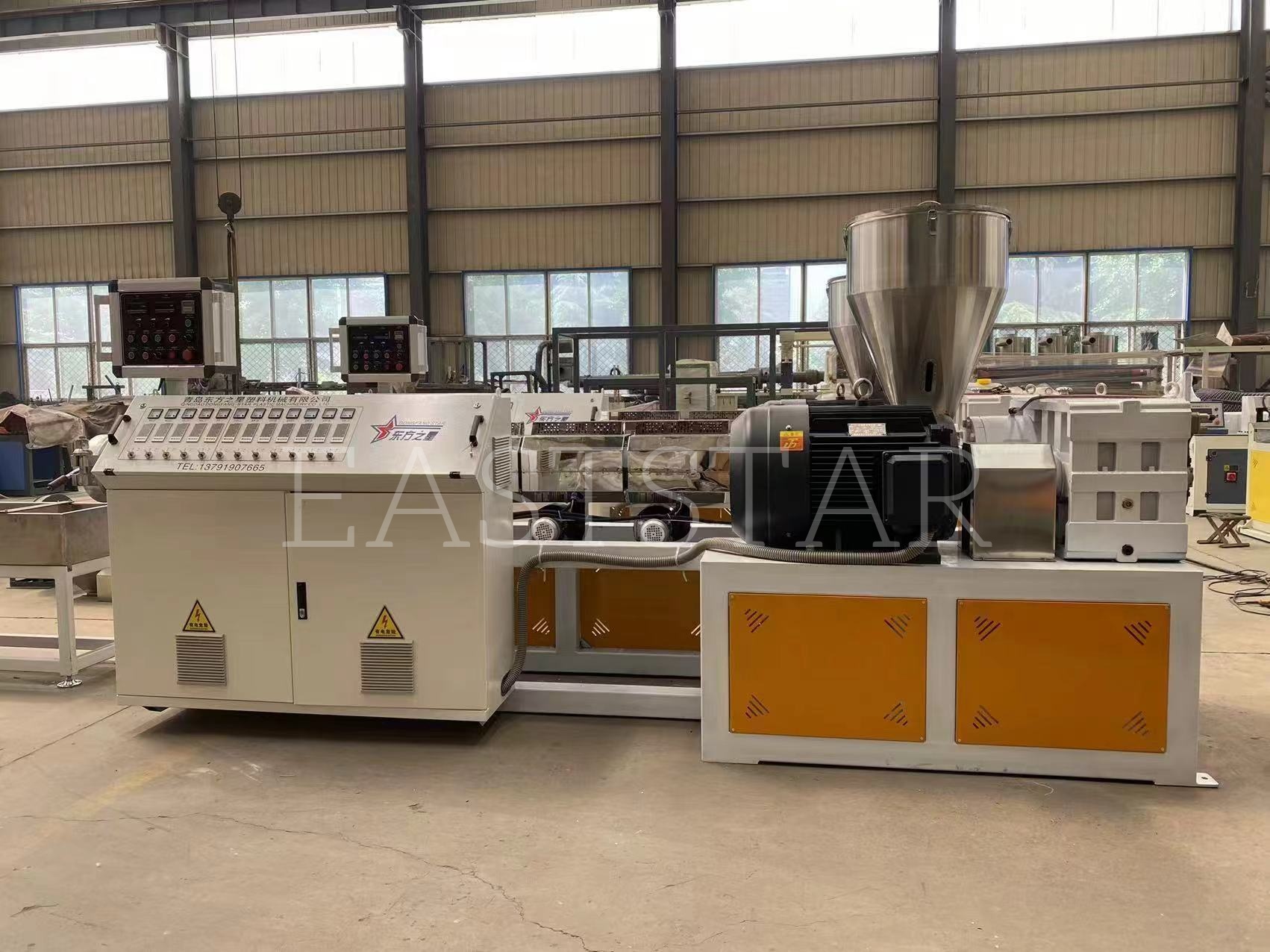 Meie tehniline meeskond viib meie araabia kliendi jaoks läbi paralleelse kahe kruviga granulaatori TSSK65 täppismontaaži